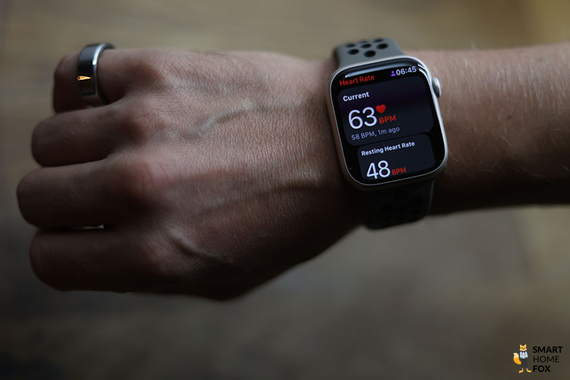 Man sieht die aufgezeichnete Herzfrequenz auf der Apple Watch 8.